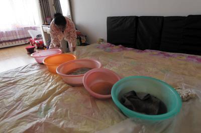 双湖楼上漏水，住户失联，小区没物管，业主维权难！律师来支招……